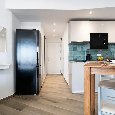 Malagasuite Glow Studio & Pool Apartment *