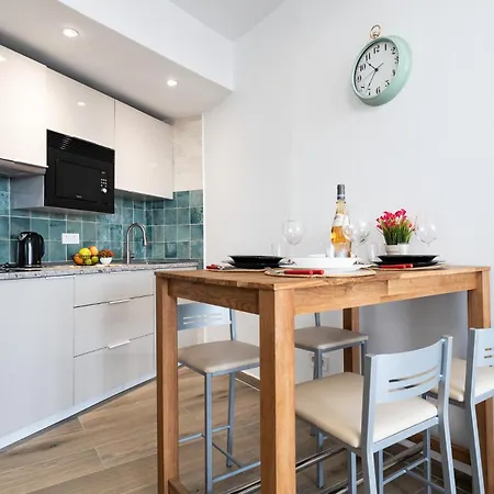 Malagasuite Glow Studio & Pool Apartment *