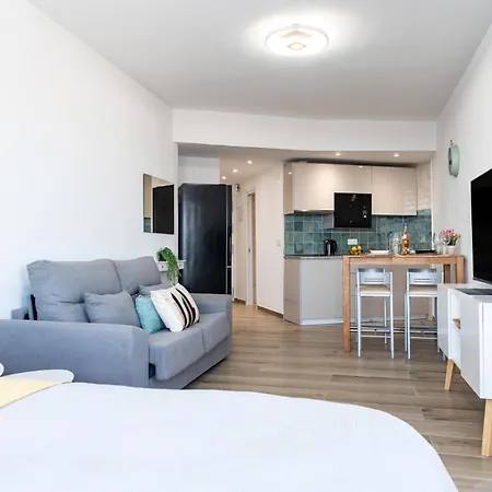Apartment Malagasuite Glow Studio & Pool