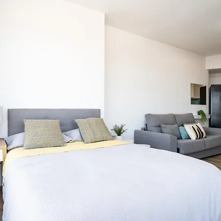 Malagasuite Glow Studio & Pool Apartment *